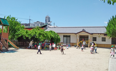 園庭で遊ぶ子供たちの写真